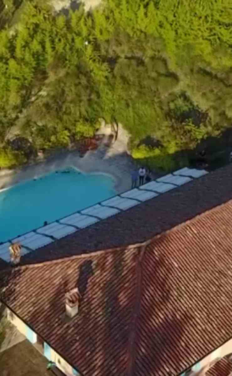 Dettaglio piscina della dimora di Ornella Muti