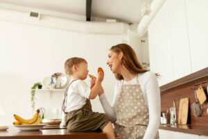 Mamma e figlio merenda
