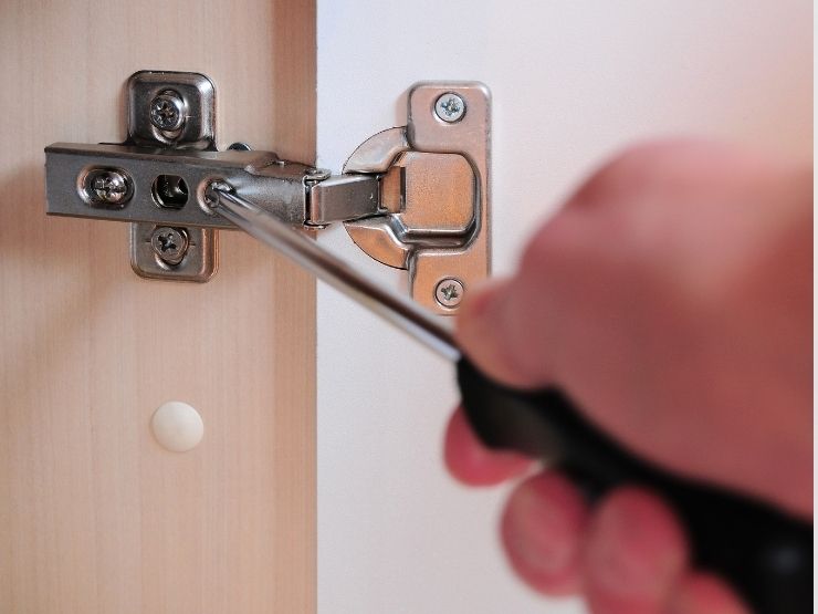 stringere cerniere armadio con cacciavite