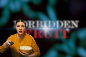 logo forbidden fruit e donna che guarda tv con pop corn in mano