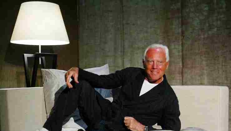 giorgio armani su divano