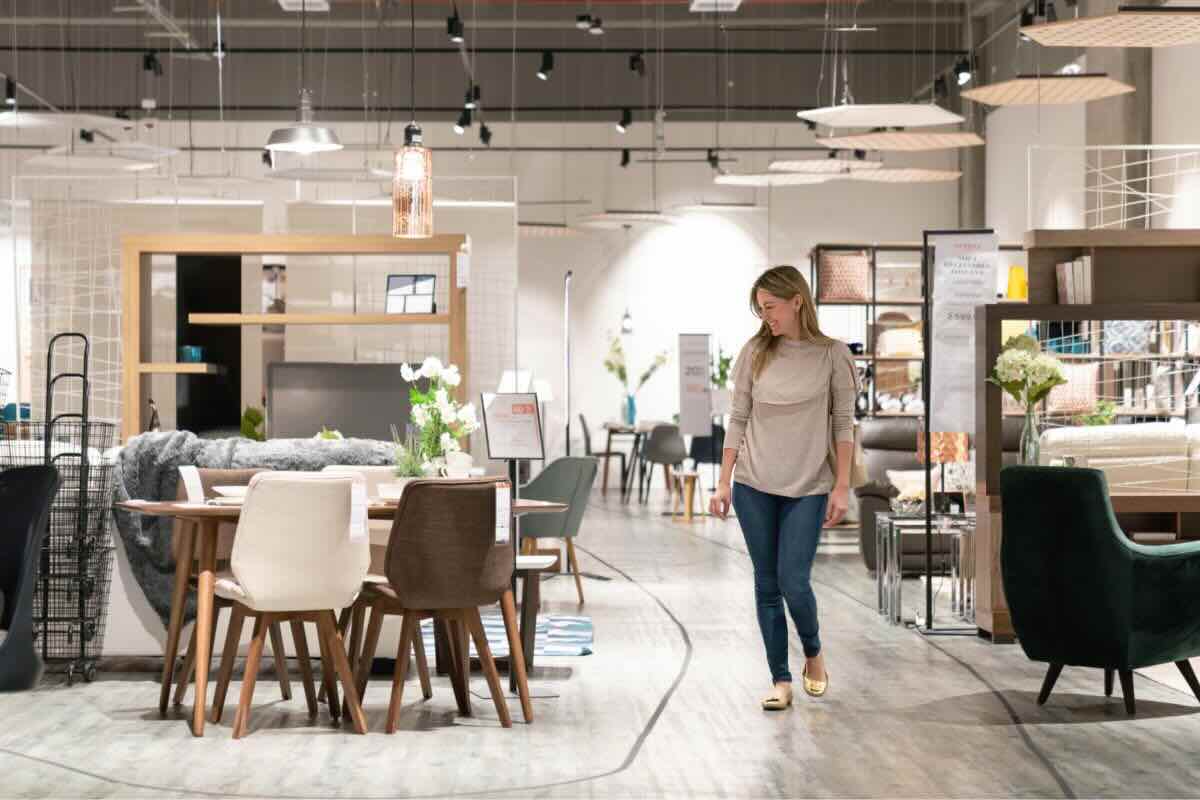 Donna in un negozio d'arredamento