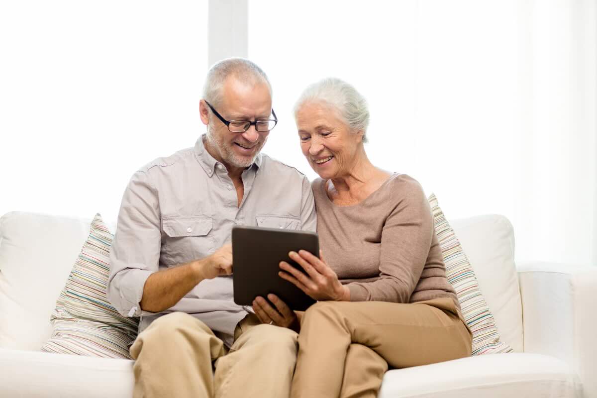 anziani felici tablet