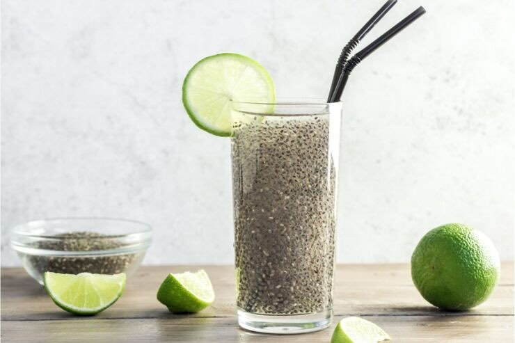 Bicchiere con acqua e chia e limone