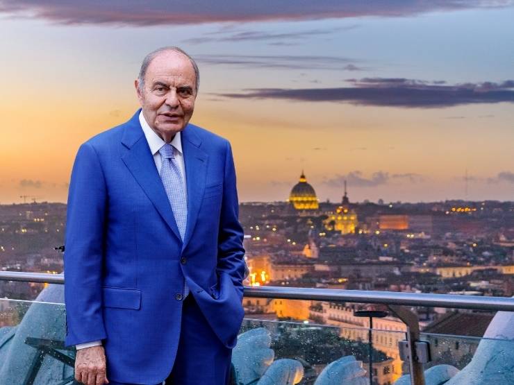 bruno vespa si una terrazza che si affaccia su roma