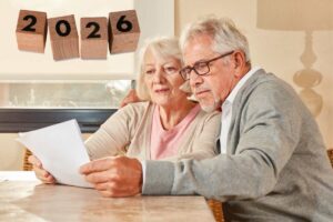 anziani che leggono foglio, 2026