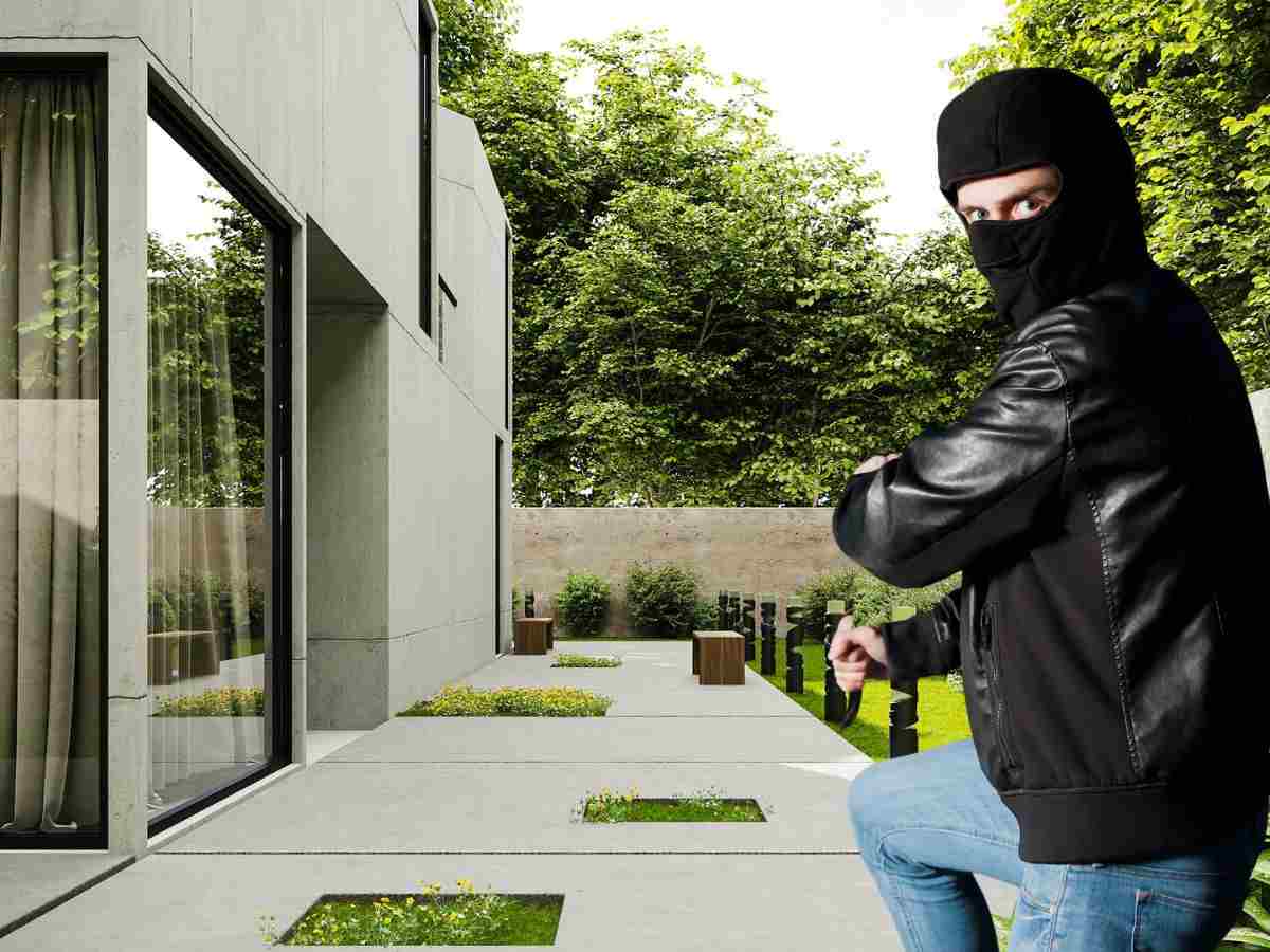 ladro che entra in giardino di casa pian terreno