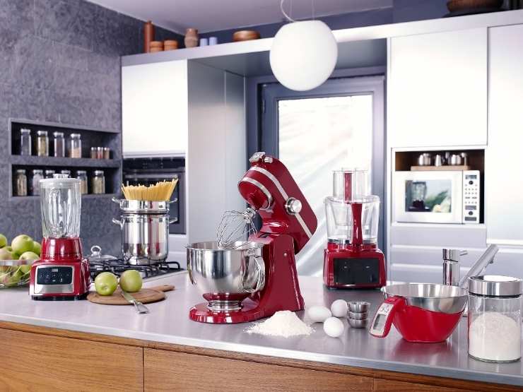 elettrodomestici sul piano della cucina