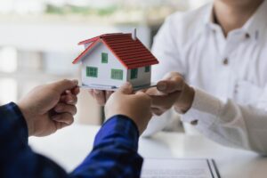 mani che si passano casa
