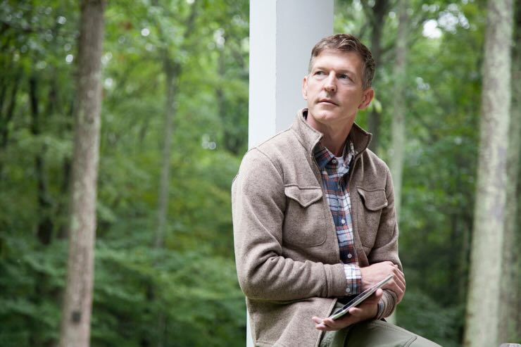 uomo pensieroso con tablet