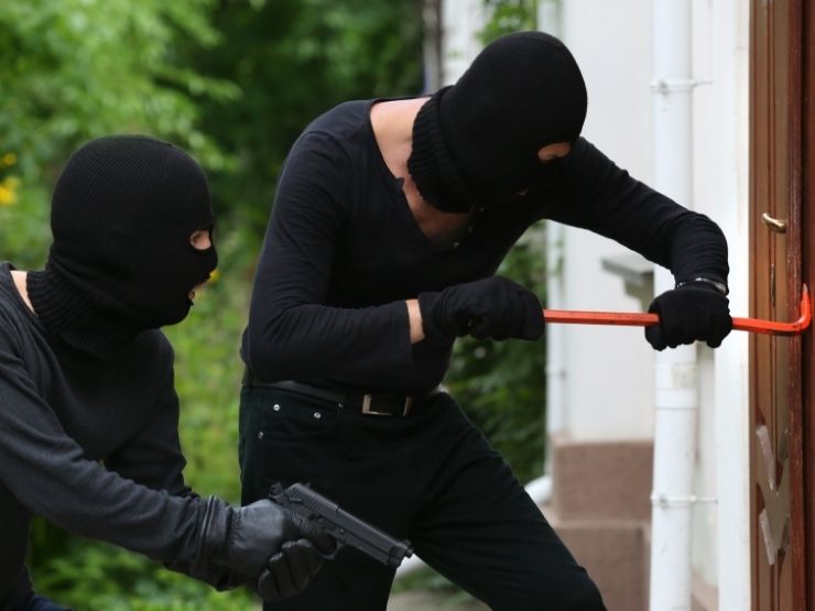 ladri che cercano di forzare porta