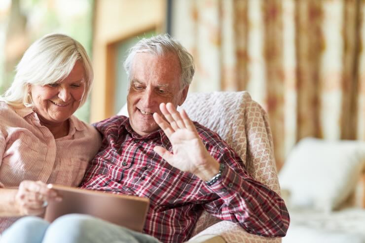 persone anziano che salutano tablet 