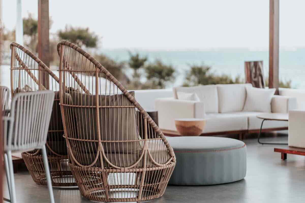 terrazzo elegante con vimini e divani 