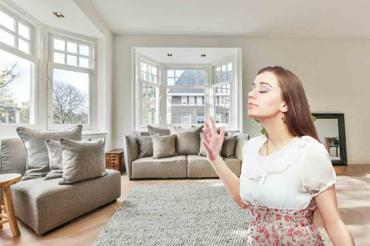 casa arredata con stile e donna che annusa aria 