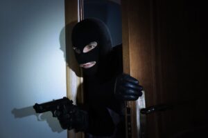 ladro con passamontagna e pistola