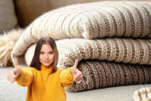 coperte di lana e donna con pollici in su