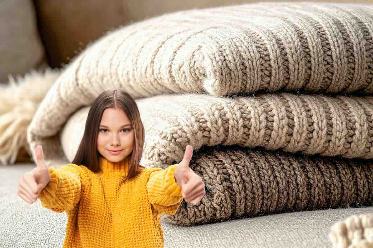 coperte di lana e donna con pollici in su 