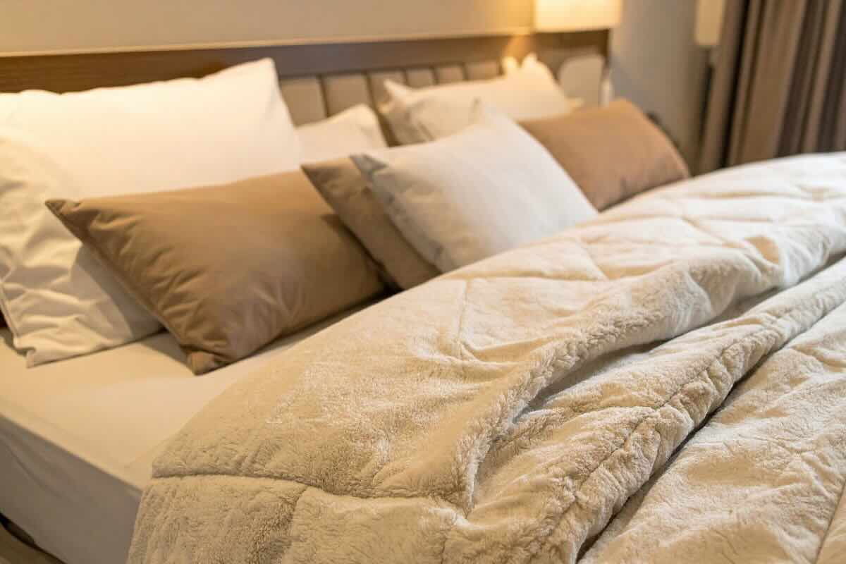 letto con piumone e cuscini