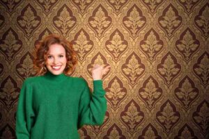 carta da parati e donna che indica