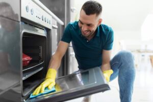 ragazzo che pulisce forno
