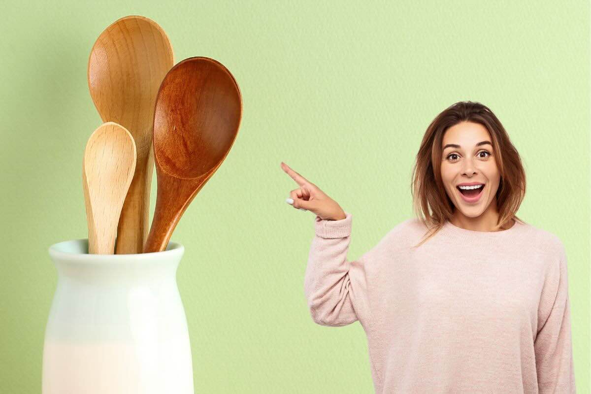 Donna indica mestoli di legno