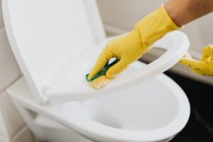 Pulire wc con spugna