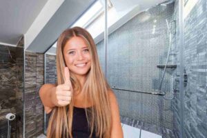 donna che fa ok e doccia pulita