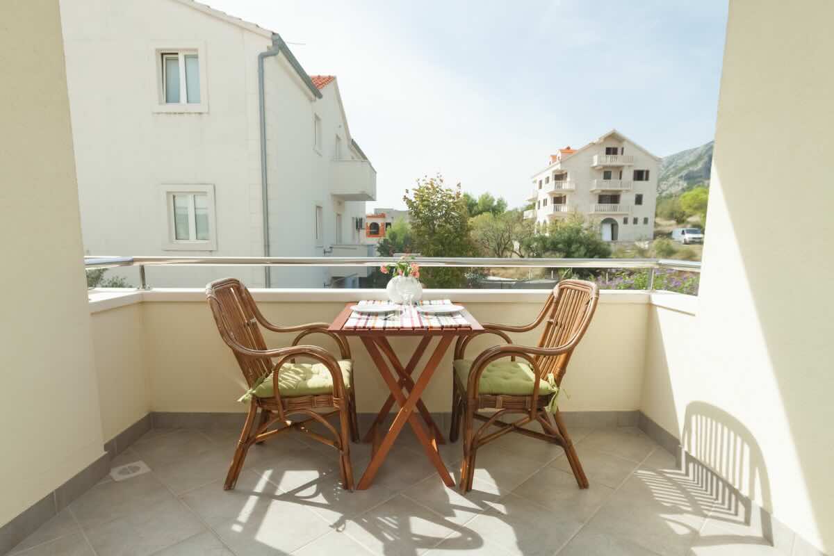 terrazzo con sedie e tavolo