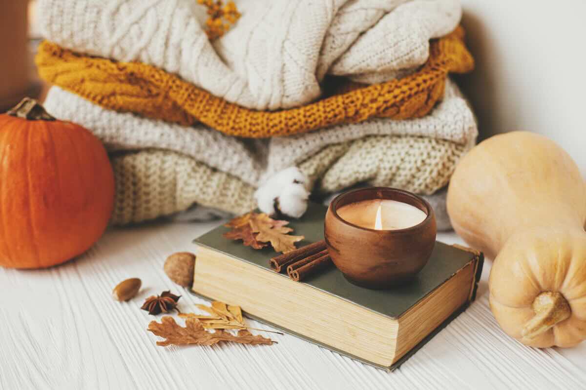 coperte pesanti, zucca, libro, candela, foglie