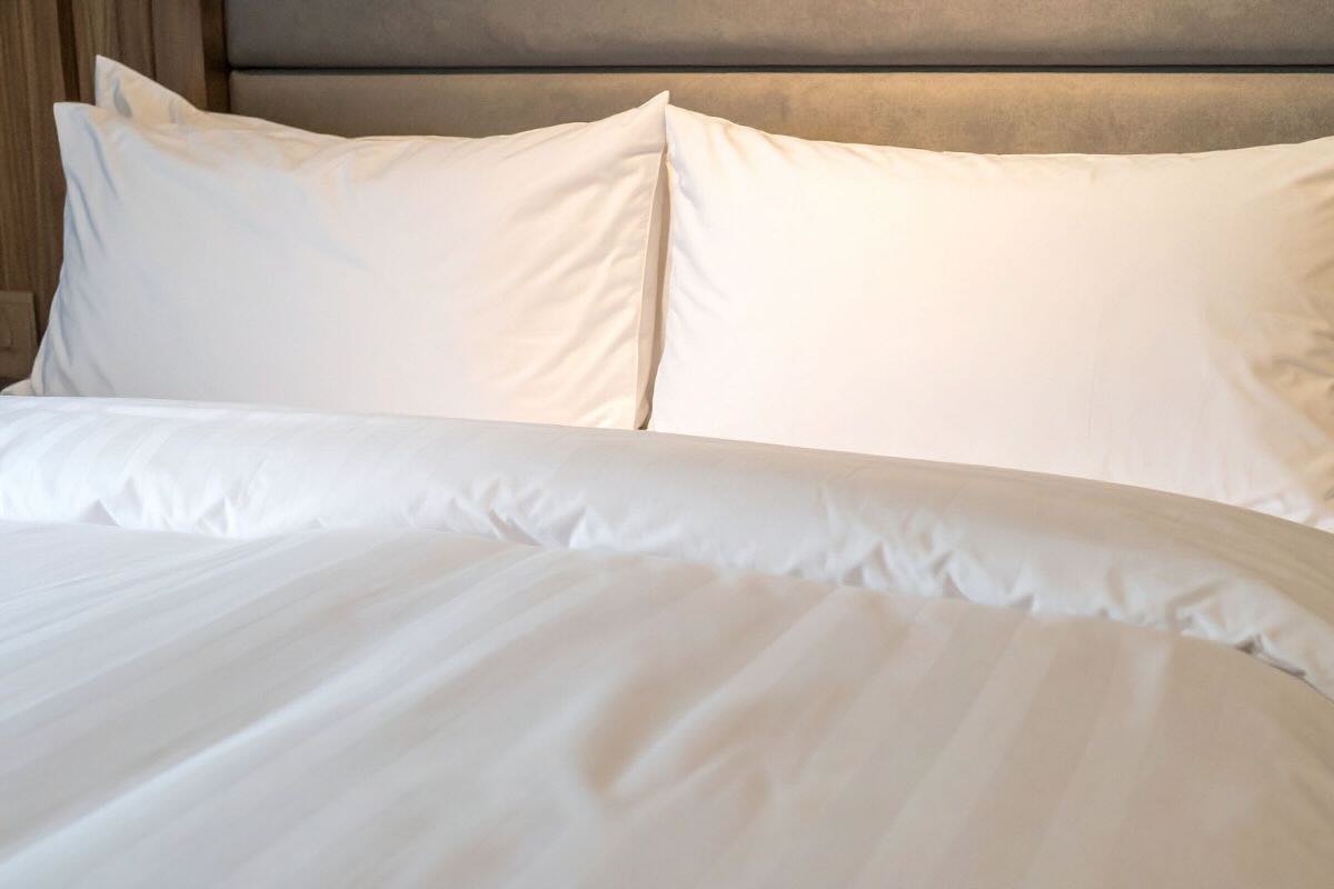 Letto con copripiumino bianco