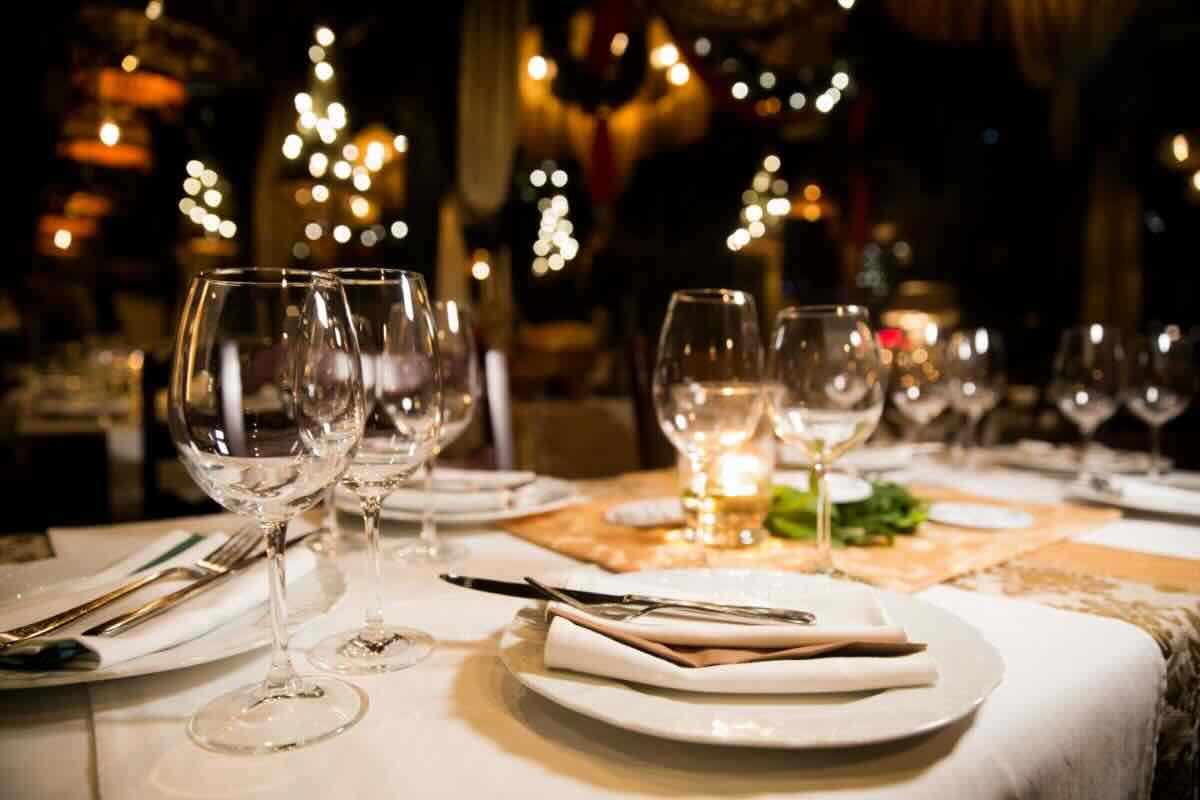 Tavola del ristorante apparecchiata