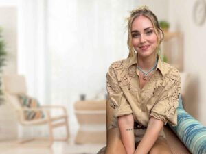 chiara ferragni sorridente seduta su un divano