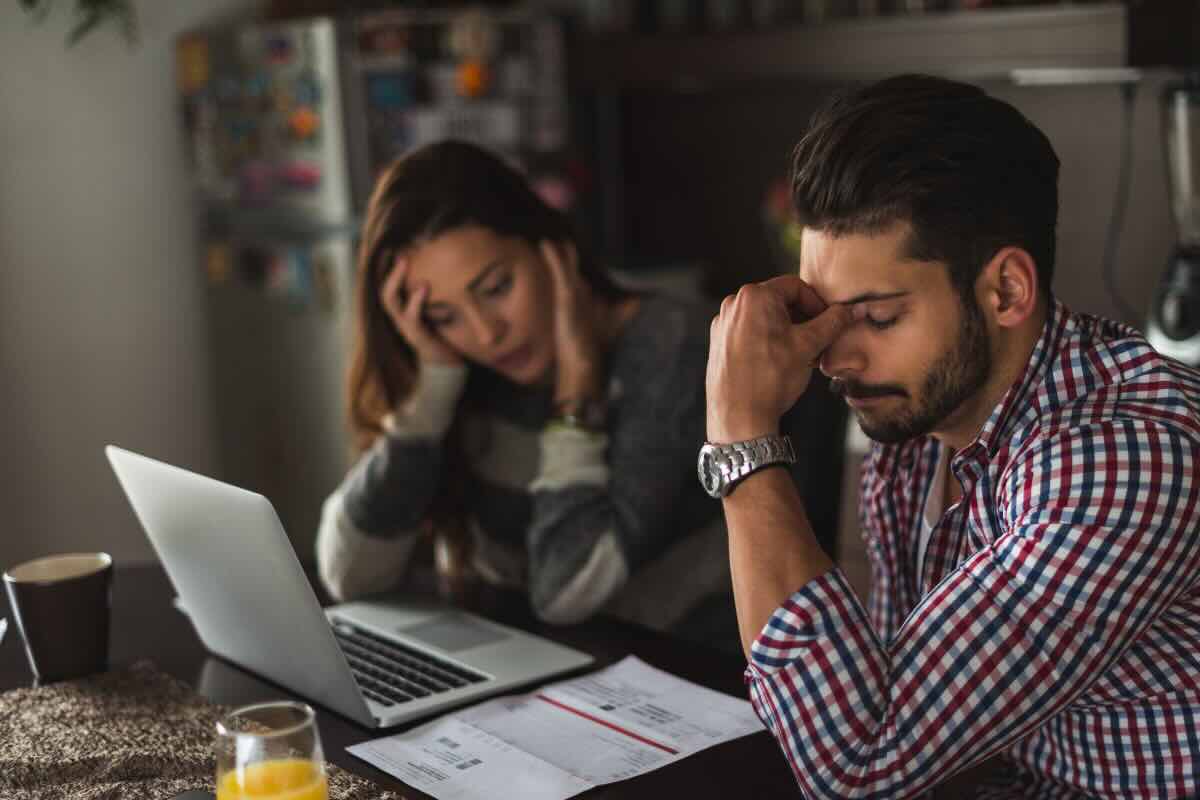 uomo e donna preoccupati al pc