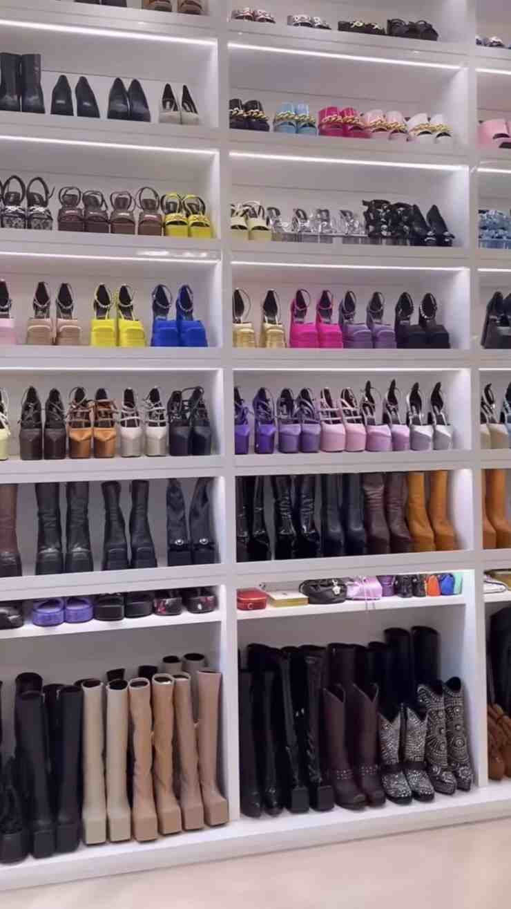 scaffale colmo di scarpe di ogni tipo