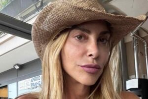 Stefania orlando con cappello