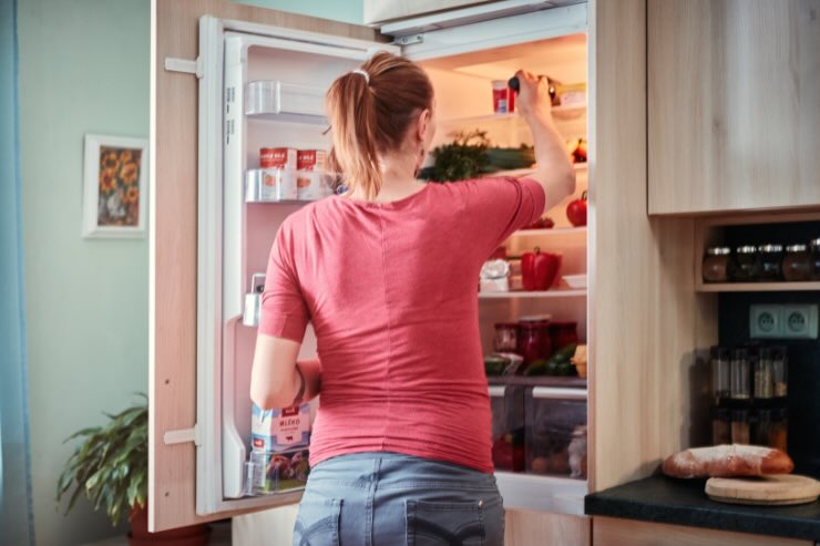 donna che apre frigo