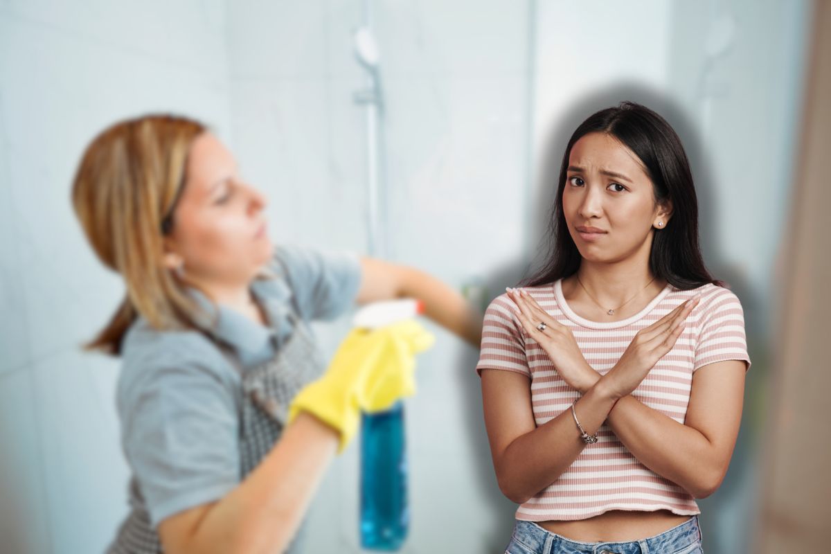 donna che pulisce doccia e un'altra che fa stop con le mani