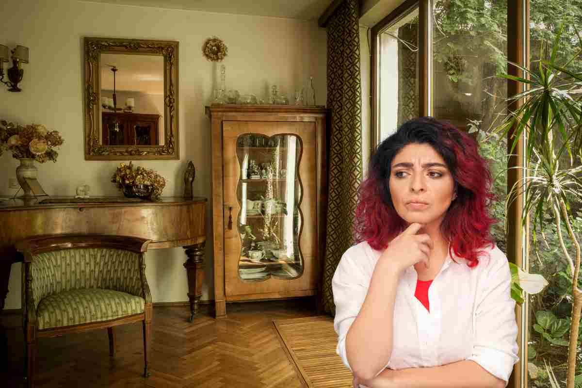 donna e interno di casa