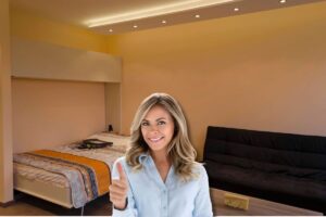 Donna pollice in su dietro di lei letto e TV