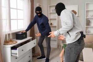 ladri dentro casa