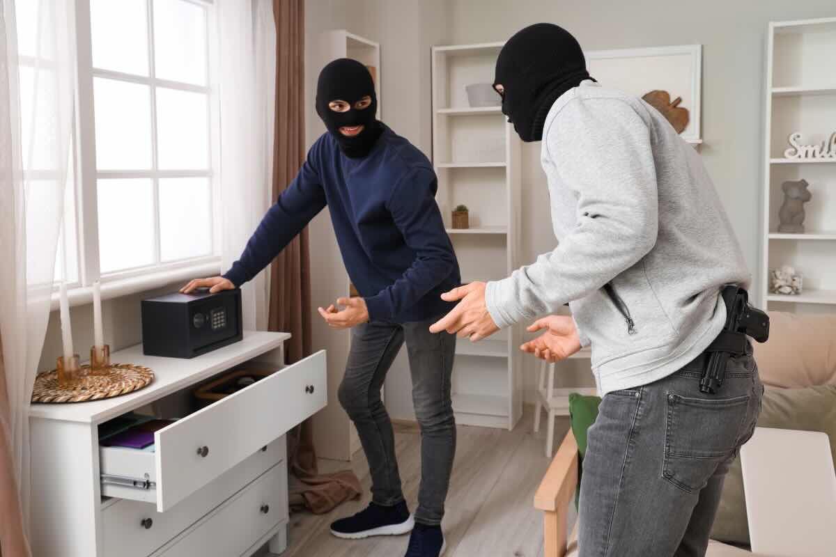ladri dentro casa