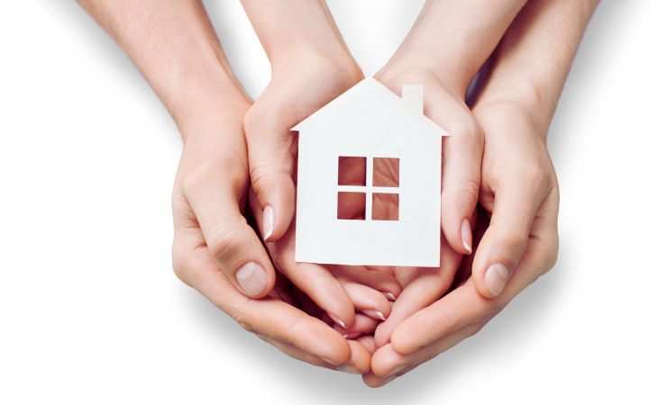 mani che mantengono rappresentazione di una casa