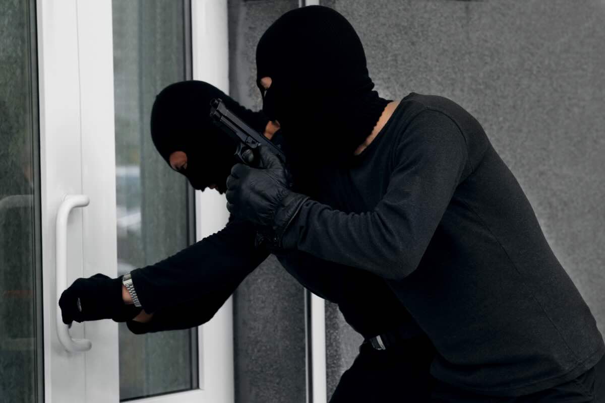 ladri con pistola che cercano di entrare in casa