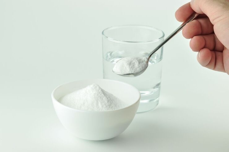 Bicarbonato e bicchiere d'acqua 