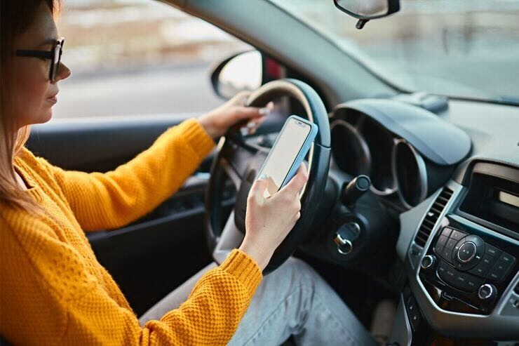 Guida con cellulare in mano 