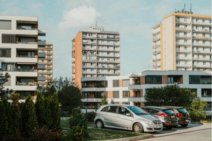 auto parcheggiate e edifici