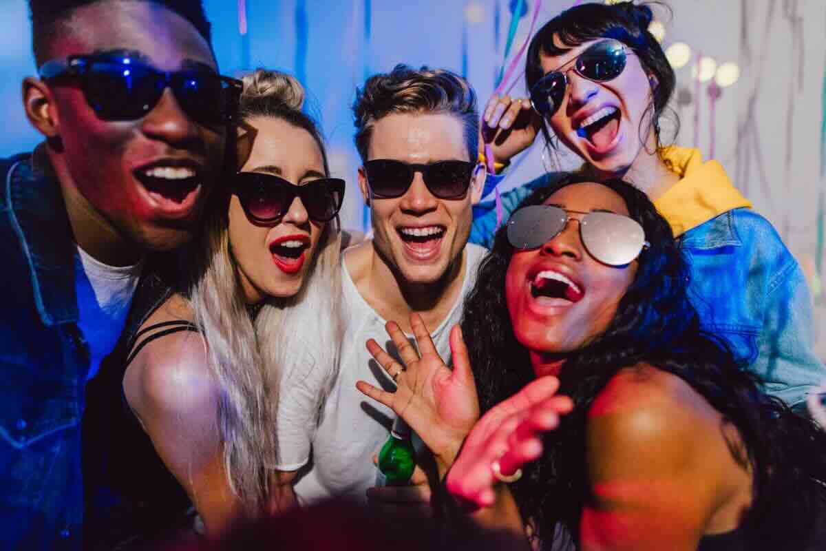 persone con occhiali che festeggiano