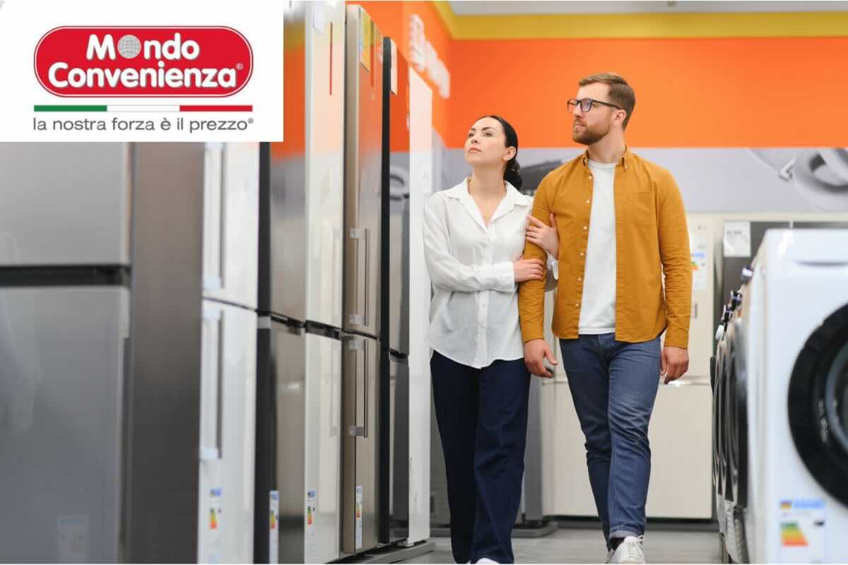 Coppia guarda elettrodomestici, logo Mondo Convenienza
