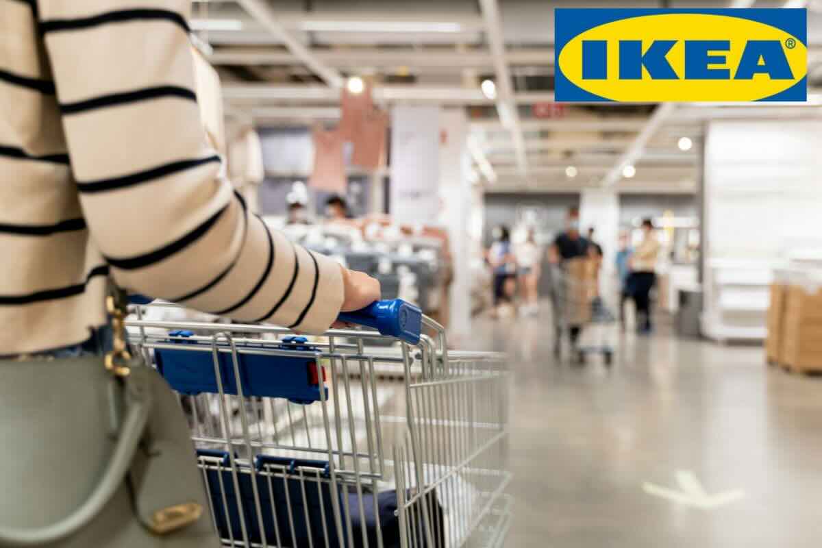 Donna con carrello, logo Ikea