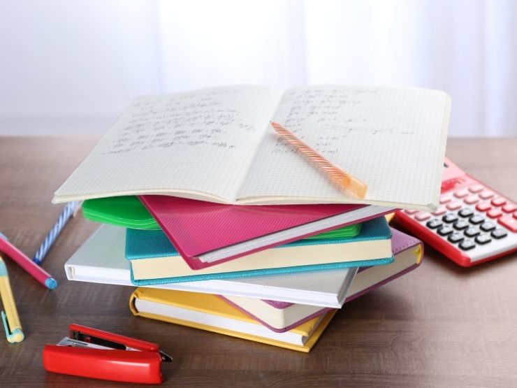 cataste di libri sulla scrivania